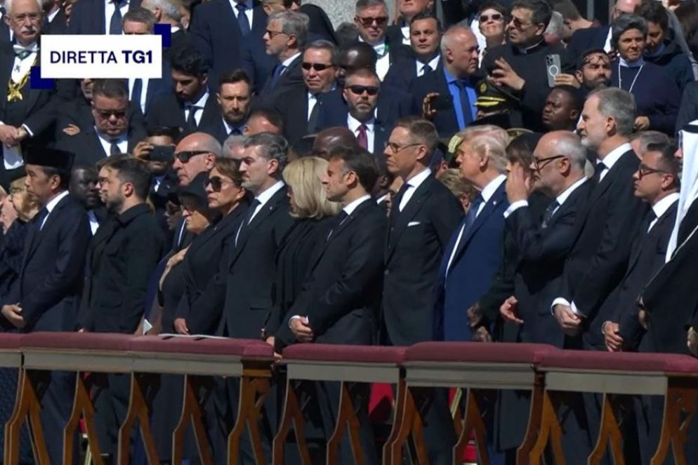 Fermo immagine del Tg1 che ritrae Zelensky e Trump ai funerali di papa Francesco - ANSA