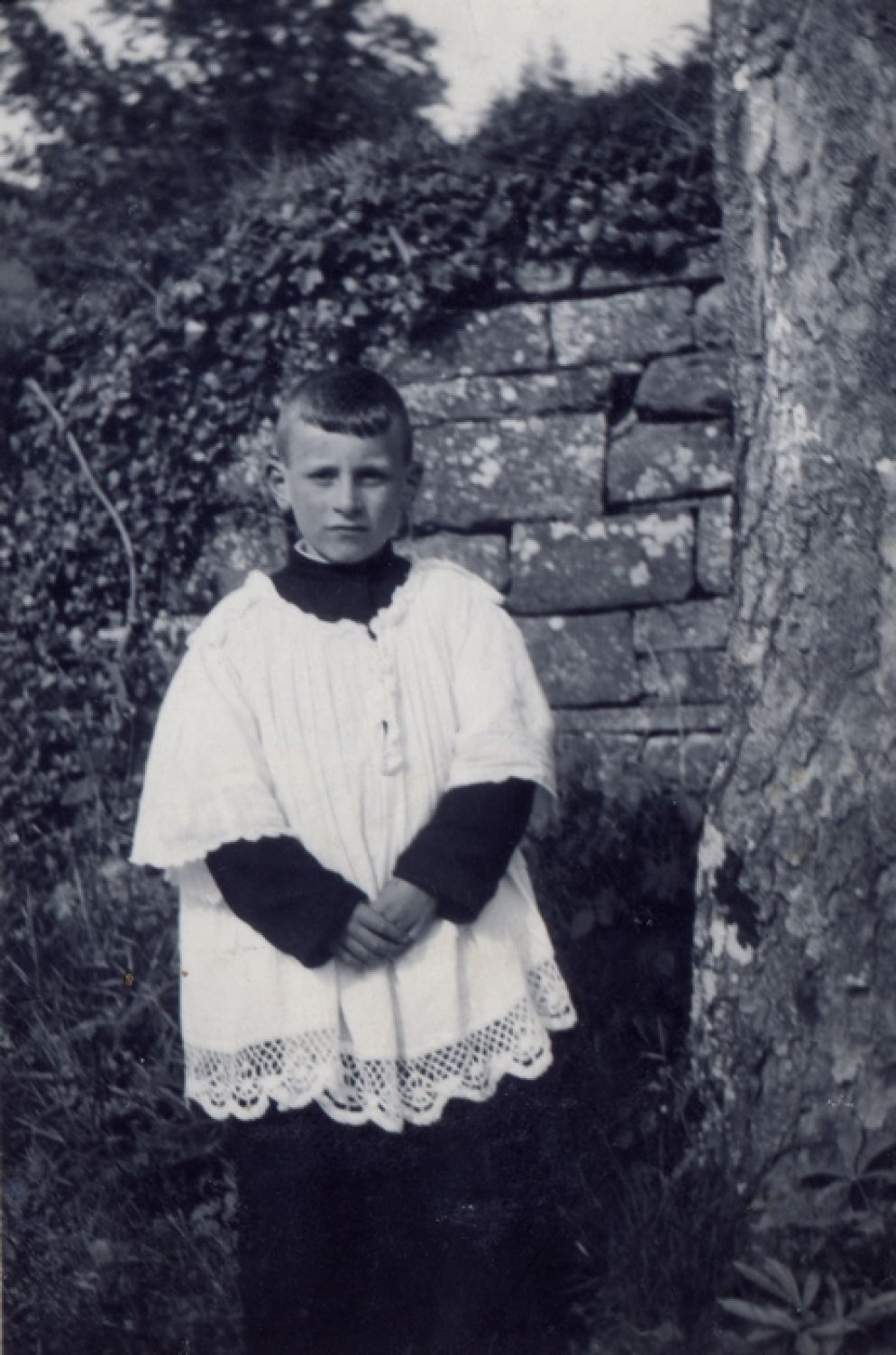 Il chierichetto Gualtiero Bassetti, oggi cardinale e presidente della Cei - Dal libro «Le radici di una vocazione»