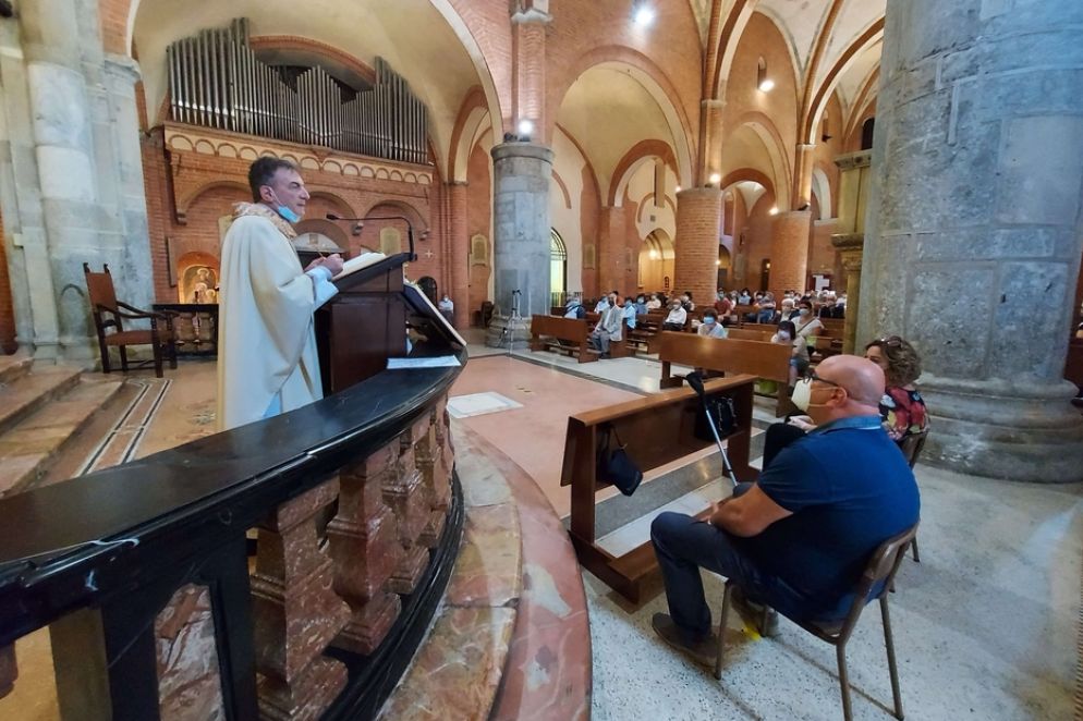 Don Franco Amati durante la Messa di domenica in cui ha riabbracciato la sua comunità a Milano - Avvenire