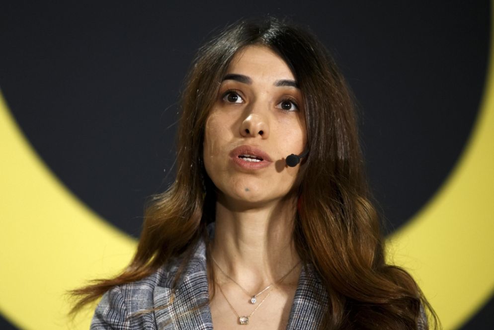 Nata nel 1993 a Kojo, Nadia Murad Basee Taha aveva 21 anni quando venne rapita dal suo villaggio nell’Iraq del nord con altre 6.000 donne yazide destinate ad essere vendute come schiave sessuali dai miliziani del Daesh. Quel giorno perse la madre e i sei fratelli. Dopo 4 mesi di prigionia, durate i quali subì violenze di ogni tipo, riuscì a fuggire. Il 16 settembre 2016 è diventata ambasciatrice Onu; il 27 ottobre dello stesso anno ha ricevuto il Premio Sakharov; il 5 ottobre 2018 riceve il Nobel per la Pace.