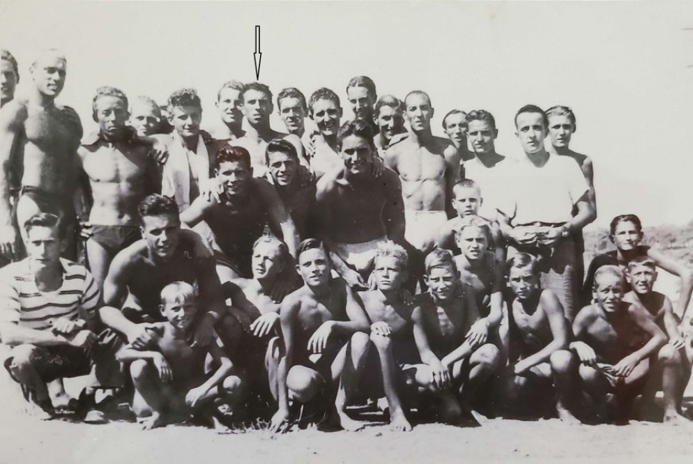 Una fotografia scattata a Vergarolla il 18 agosto 1946 pochi minuti prima della strage: la freccia nera indica Mario Angelini; Bruno Castro, protagonista dell’intervista, è il terzo bambino accucciato da destra. - Archivio Bruno Castro/Archivio Avvenire