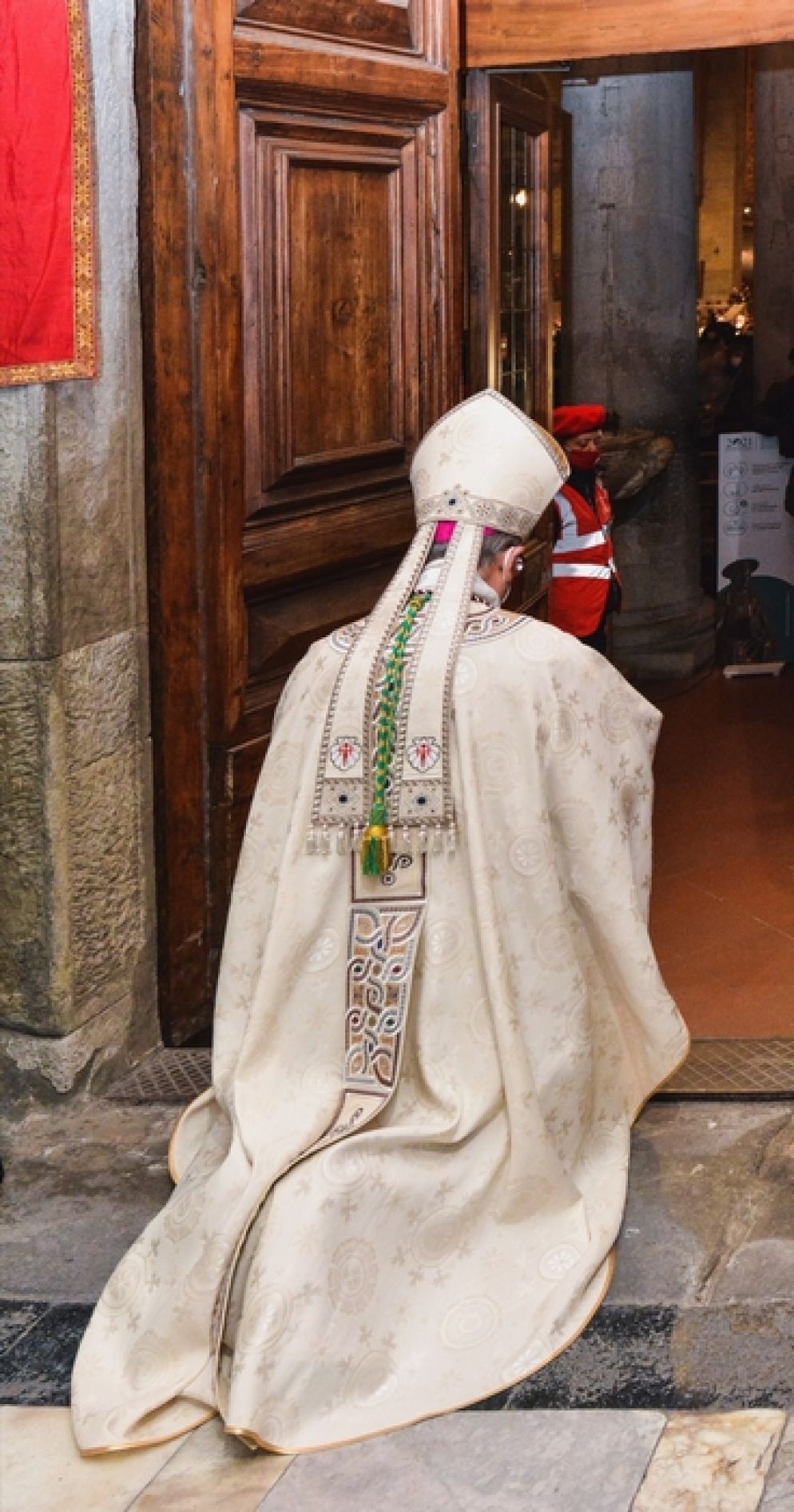 Il vescovo di Pistoia, Fausto Tardelli, apre la Porta Santa - Diocesi di Pistoia