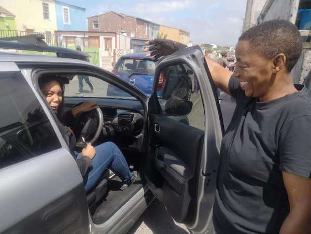 Joanie e una delle allieve dell'autoscuola - Facebook