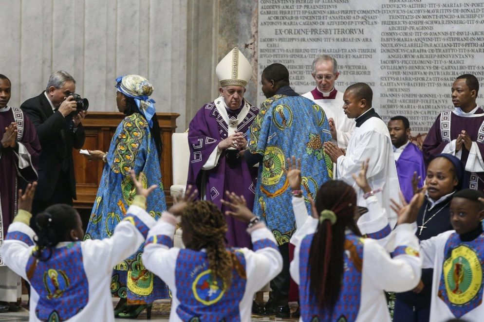 Francesco ha firmato la prefazione al libro dedicato al Messale Romano per le diocesi dello Zaire. Il cui rito accoglie la specificità spirituale e socio-culturale congolese rispettando la tradizione della Chiesa - Ansa