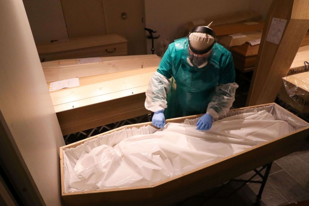 La preparazione di una bara per un morto di Covid-19 - Reuters