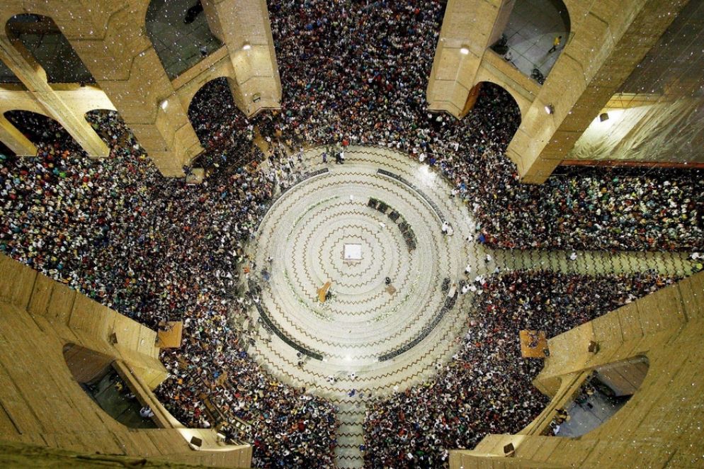 L'interno del santuario gremito di fedeli - Immagine di archivio