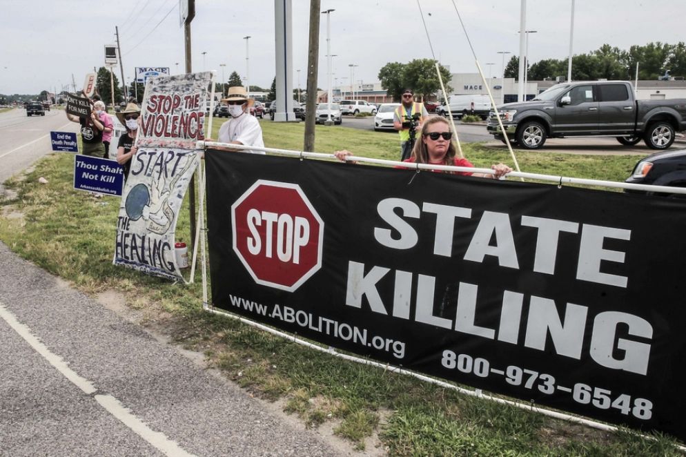 Proteste davani a un carcere federale dell'Indiana negli Stati Uniti - Ansa