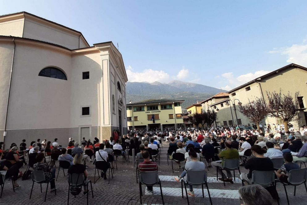 Tanta gente distribuita fuori della chiesa nel rispetto delle norme anticovid - Enrica Lattanzi
