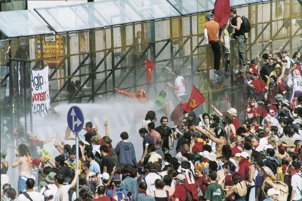 Manifestanti nel luglio 2001 nel corso del G8 di Genova - Omaggio AGi