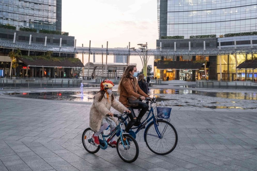 Le piazze si svuotano - Fotogramma