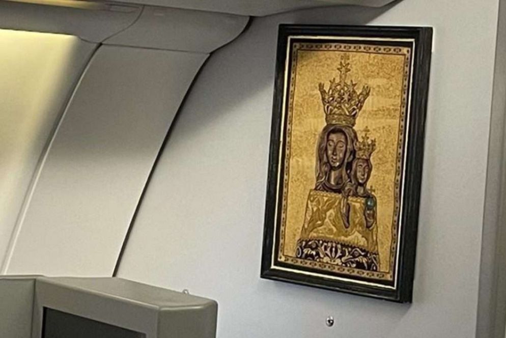 A bordo anche una presenza molto speciale voluta dal Papa: è l’immagine della Vergine di Loreto, a cento anni dalla sua proclamazione di patrona degli aeronauti, e mentre è in corso il Giubileo lauretano che Francesco ha prorogato fino al 10 dicembre 2021. - Vatican Media