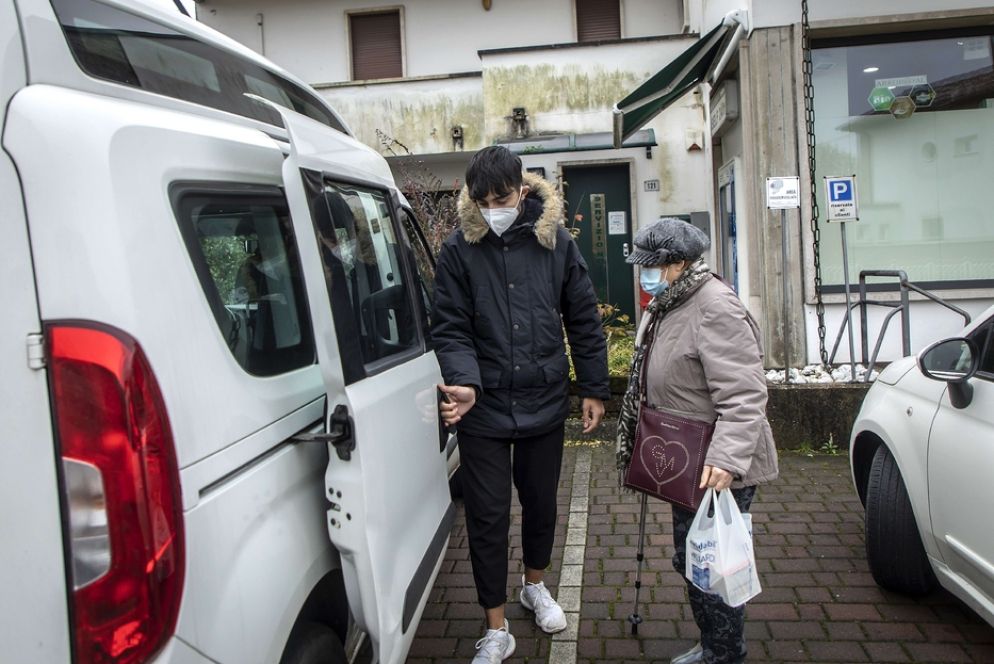 Ali Mammer, 21 anni, mentre accompagna un'anziana all'ospedale di Montagnana, in provincia di Padova