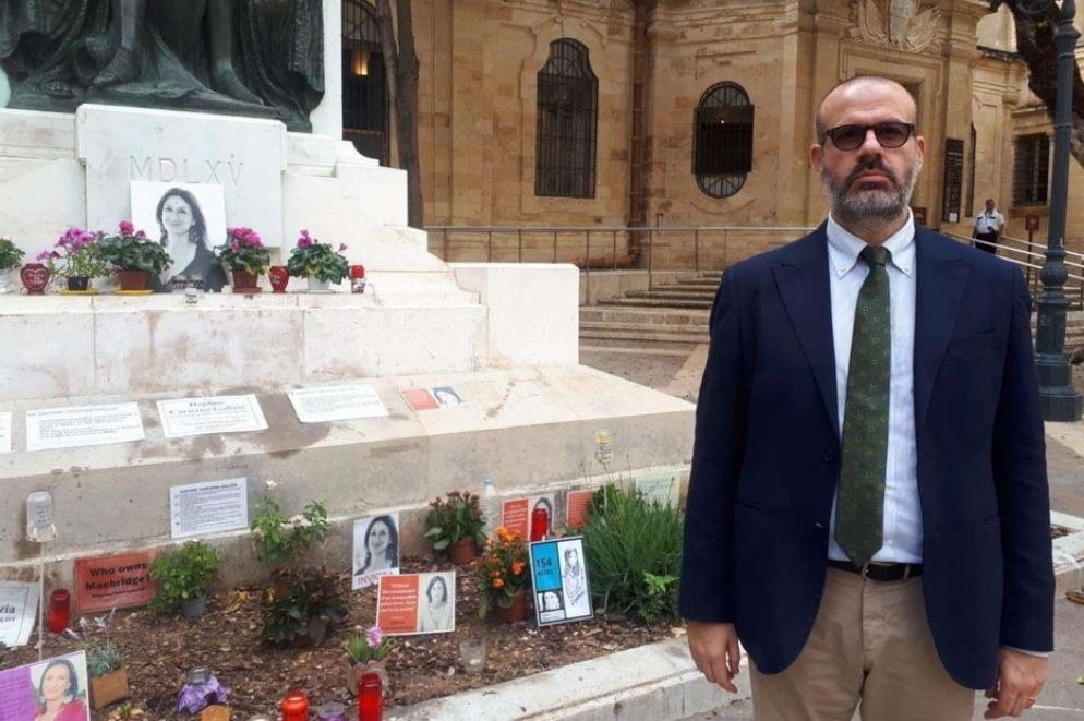 Il giornalista Nello Scavo al memoriale dedicato alla collega maltese assassinata nel 2017, Daphne Caruana Galizia