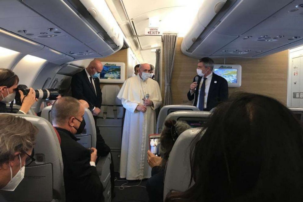 “Sono contento di riprendere i viaggi”, ha detto il Papa durante il tragitto in aereo che lo ha potato a Baghdad. Ha definito emblematica questa vista che “è un dovere verso una terra martoriata da tanti anni”. Poi il saluto personale - con mascherina nel rispetto delle norme anticovid - a tutti i giornalisti e operatori presenti a bordo, “non voglio rimanere lontano, passerò per salutarvi più da vicino” ha sottolineato, ringraziando per la “compagnia”. - Vatican Media