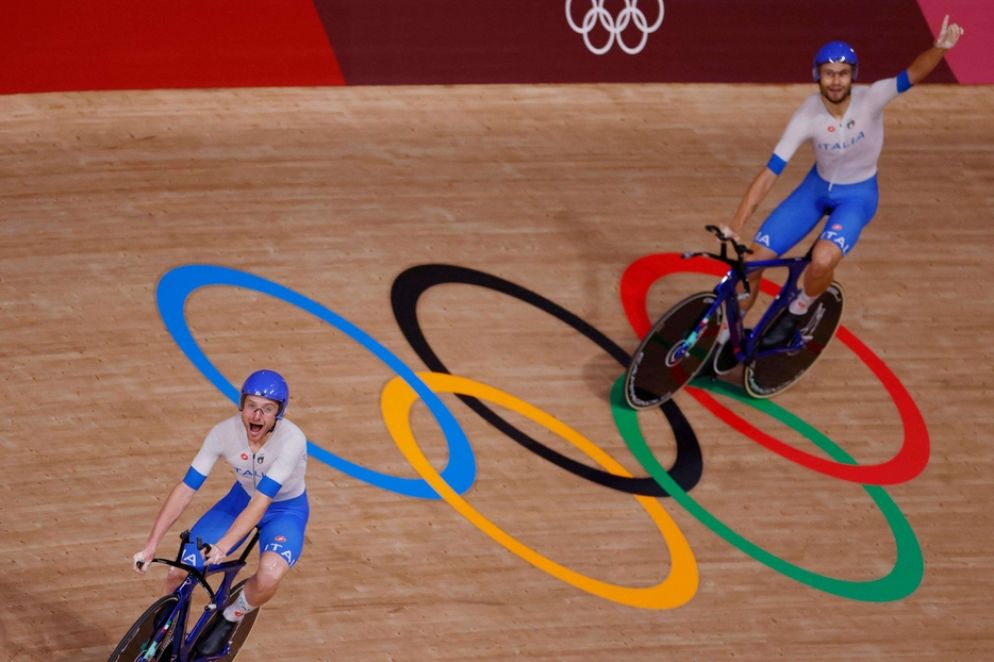 Simone Consonni (a sinistra) e Filippo Ganna subito dopo la vittoria - Ansa