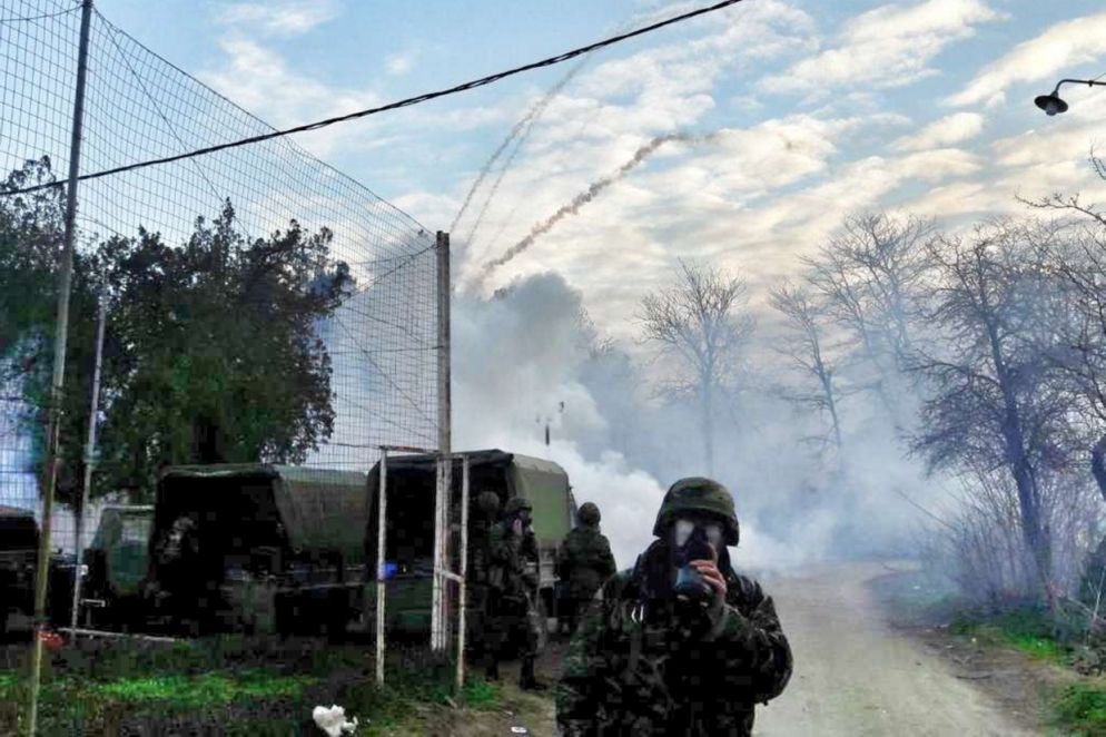 Lacrimogeni e cortine di fumo alla frontiera di Kastanies fra Turchia e Grecia dove decine di migliaia di profughi premono per entrare in Europa - Credit: Forze Armate Grecia