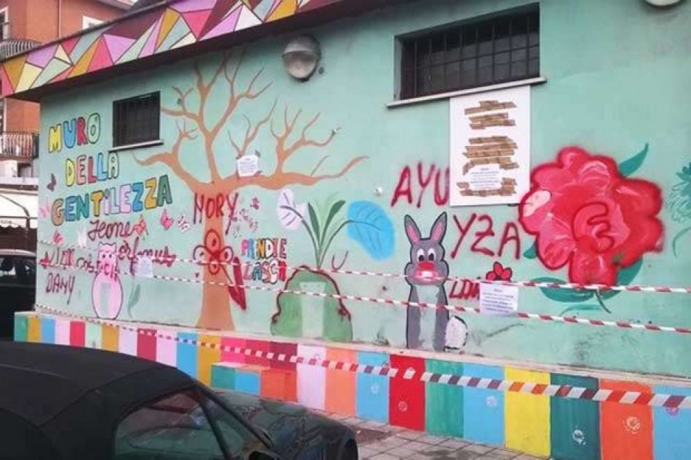 In via Cassia a Roma il muro della gentilezza era diventato una sorta di discarica dove si gettava di tutto e alla fine, dopo un intervento straordinario di pulizia della municipalizzata AMA si è deciso di non andare avanti con il progetto