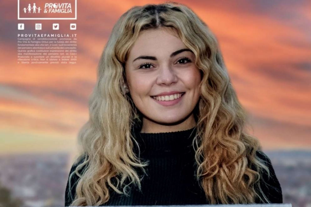 Il volto di Anna nel manifesto fatto rimuovere