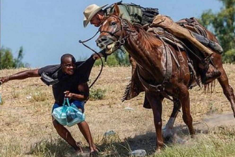 Agenti minacciano i migranti con le redini trasformate in frusta