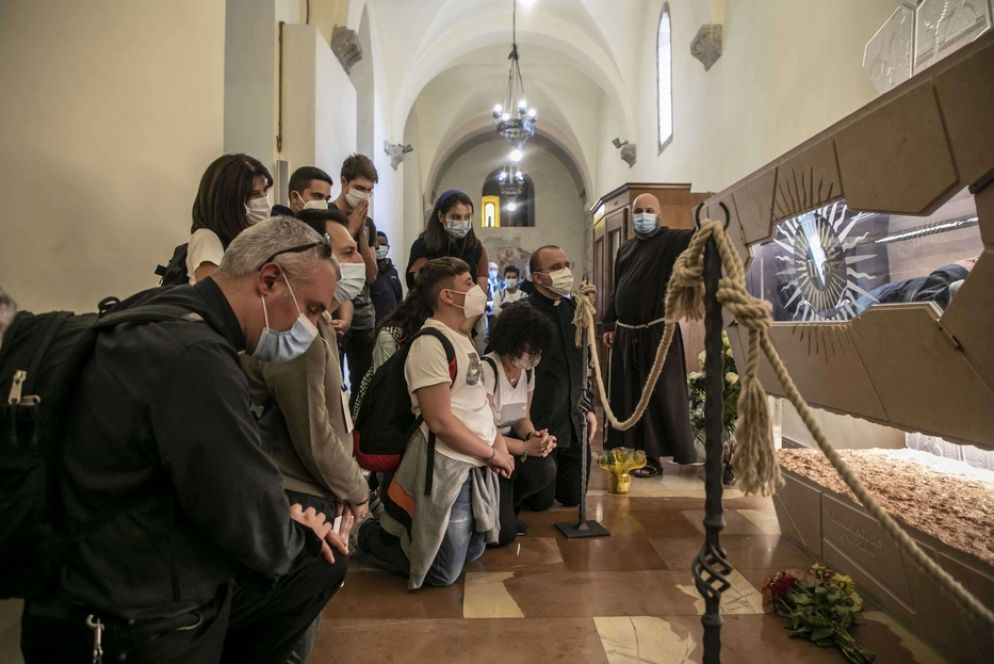 Pellegrini sulla tomba di Carlo Acutis - Siciliani