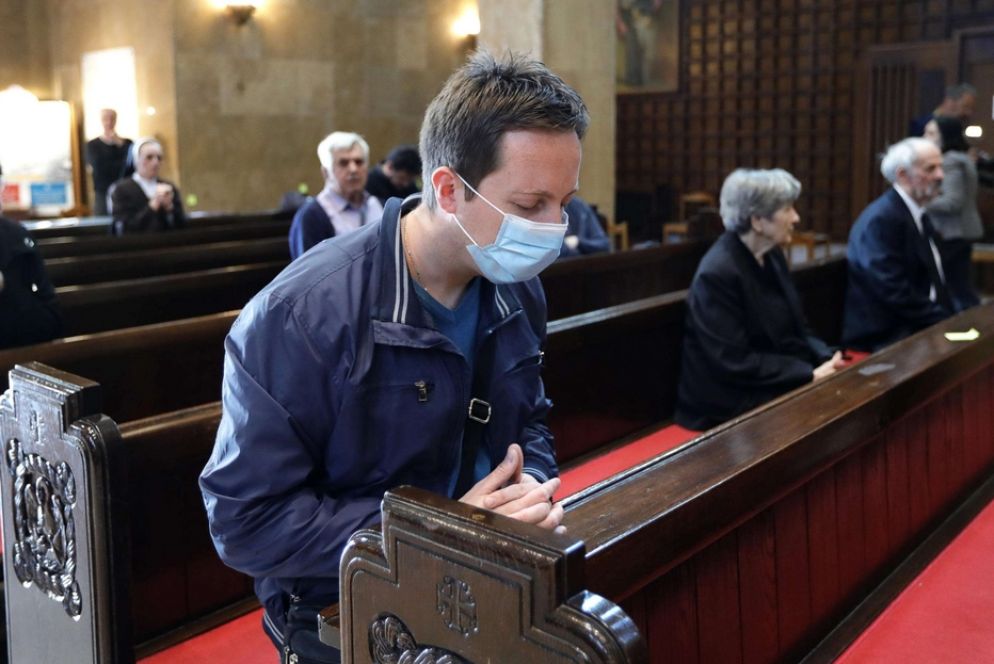 La preghiera personale in una chiesa - Ansa