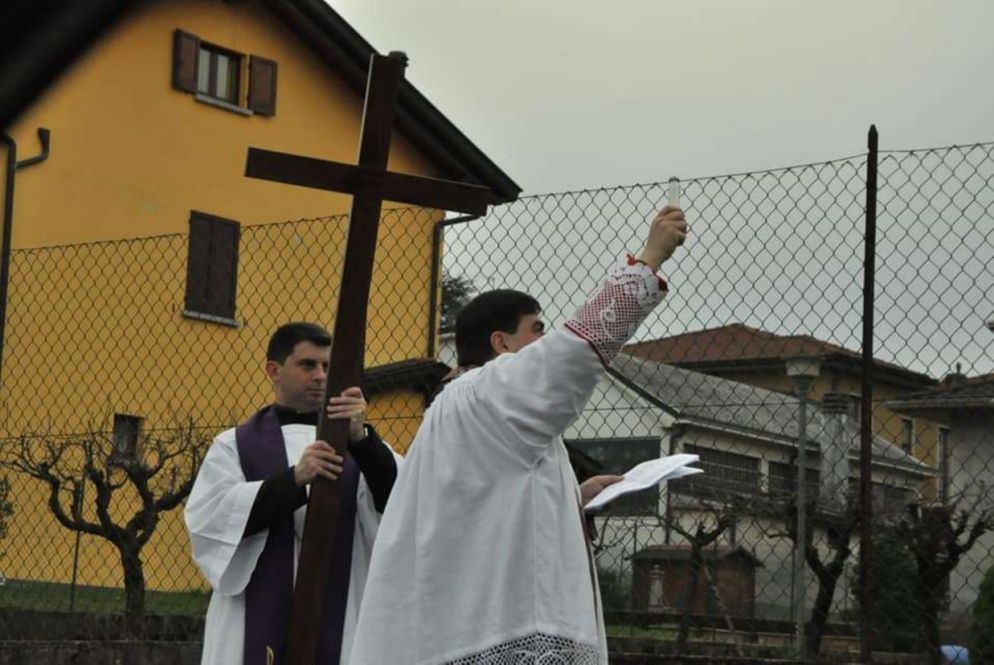 I sacerdoti dell’unità pastorale di Lambrugo e Lurago d’Erba mentre benedicono i due paesi - Facebook unità pastorale di Lambrugo e Lurago d’Erba