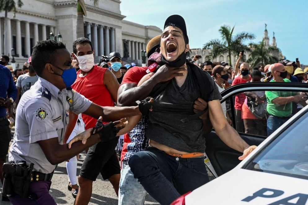 Un uomo viene arrestato durante le dimostrazioni contro il governo cubano di Miguel Diaz-Canel - Ansa