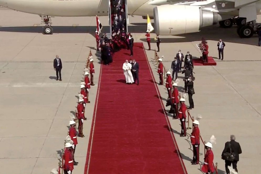 Francesco è giunto in una terra ferita da violenze e conflitti dove si auspica che il futuro, come espresso anche dal Papa, possa essere ricco di vie di speranza e di fraternità. L'aereo con a bordo il Papa è atterrato alle 11.58 sulla pista dell’aeroporto internazionale di Baghdad - Reuters