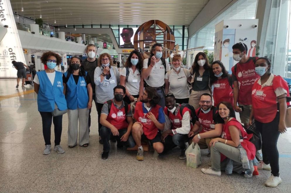 Il gruppo di operatori che hanno permesso l'ingresso dei 45 profughi - Caritas italiana