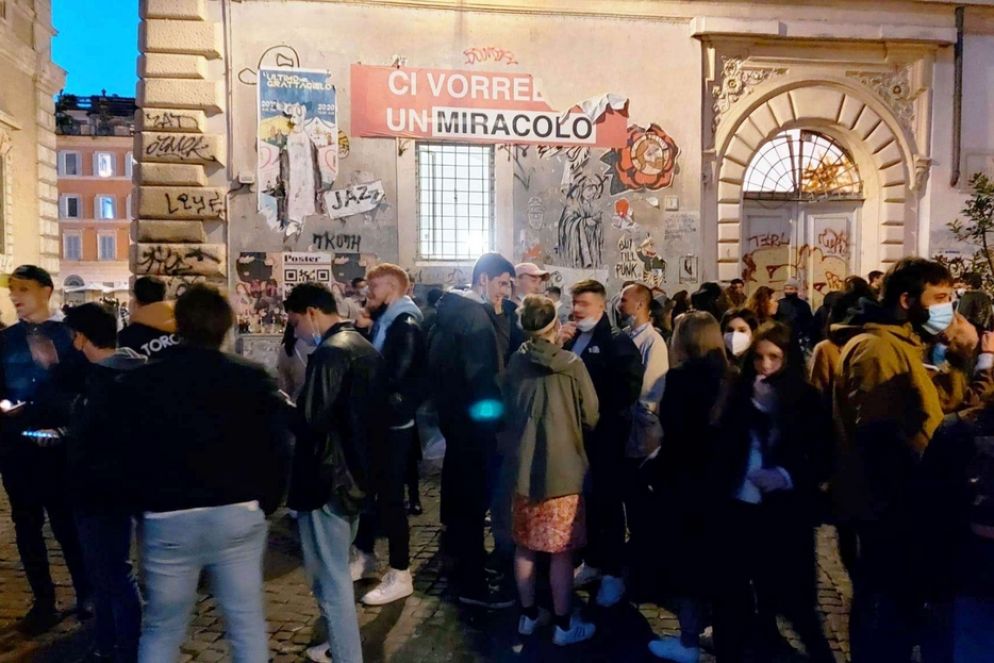 Roma, piazza San Calisto, domenica 14 marzo alle ore 18,45 - (foto Luca Liverani)