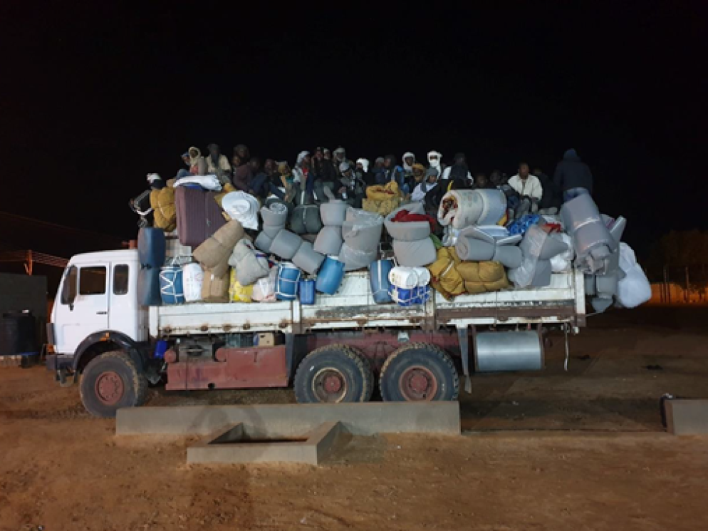 Un gruppo di migranti espulsi dal centro ufficiale al-Kufra nella notte del 15 maggio 2020 e riportati nel deserto del Ciad. Di loro non si ha più notizia - Amnesty International
