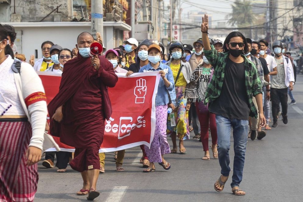 Un corteo di protesta contro il golpe a Mandalay - Ansa