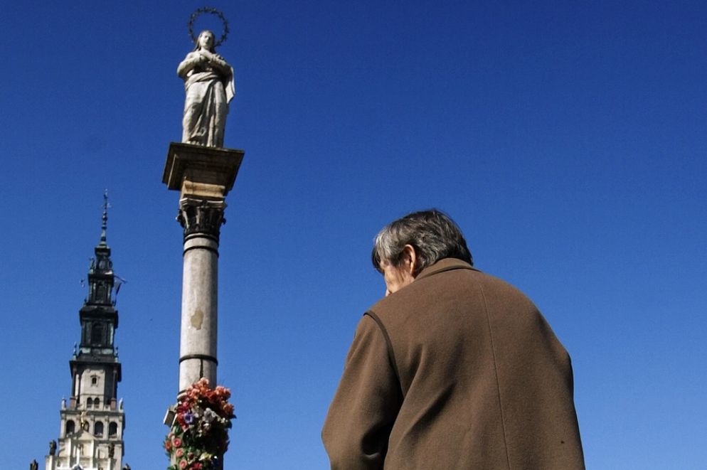 Un pellegrino in preghiera a Czestochowa - Ansa