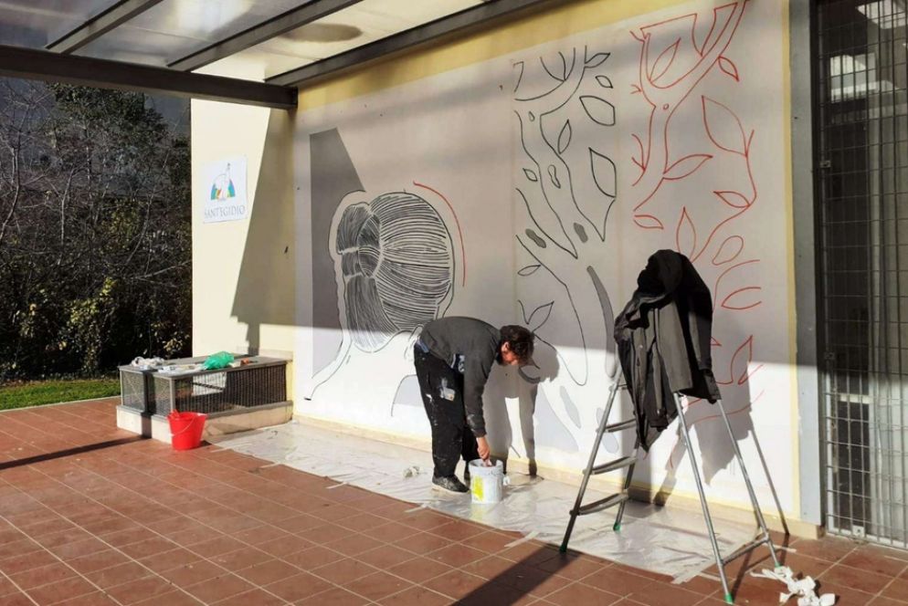 Lo street artist Elia Novecento in azione