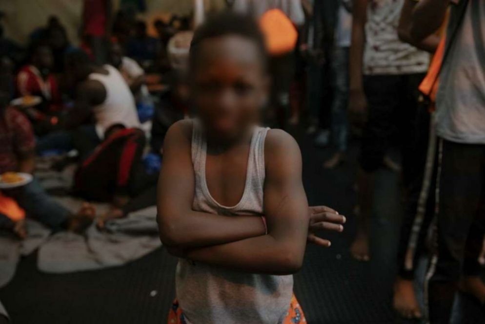 Il bambino sul ponte della nave Sea Watch dopo il salvataggio