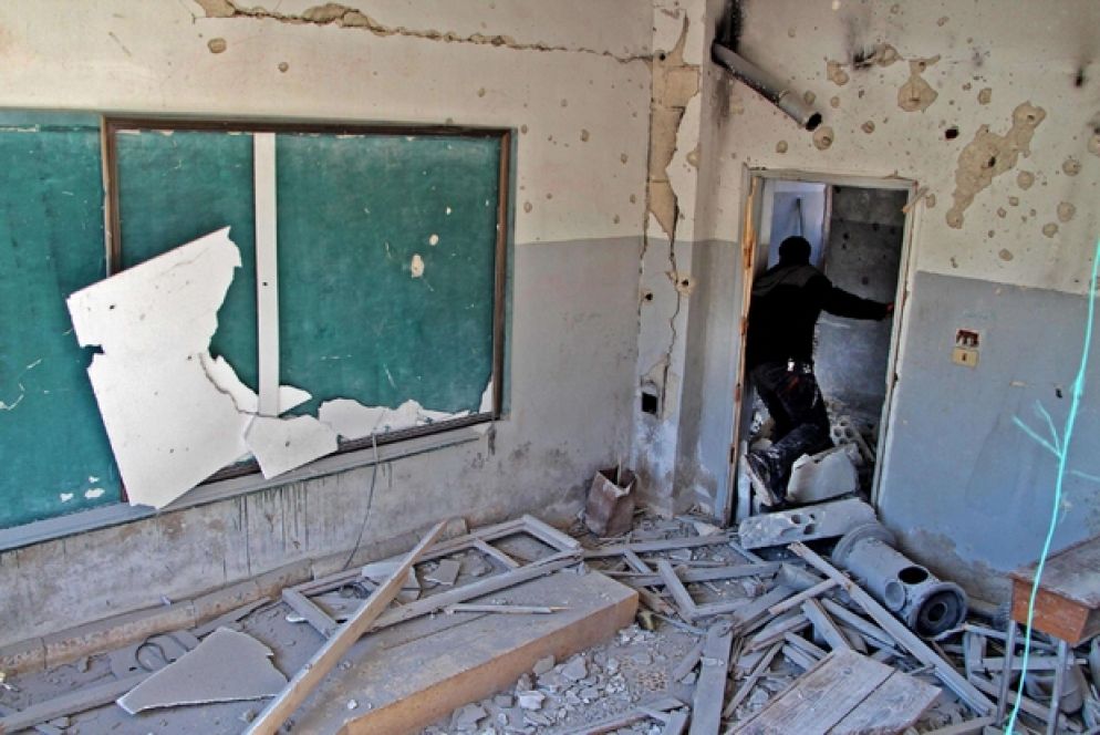 La scuola colpita dai raid aerei nelle provincia di Idlib il 3 marzo vicino alla città di Adwan - Ansa