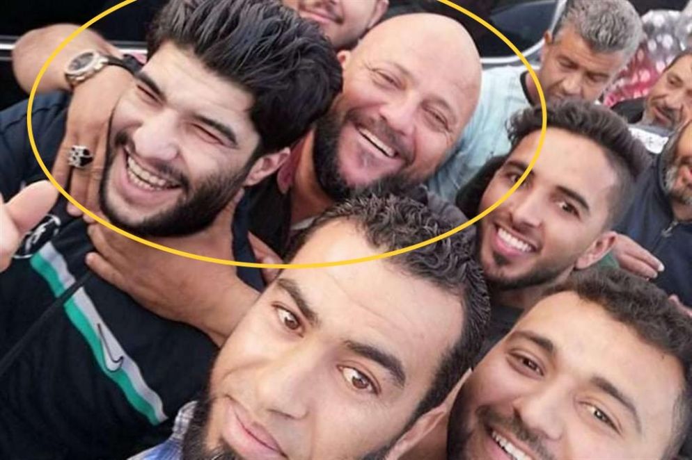 al-Milad "BIja" e il cugino "Osama" abbracciati, in una foto diffusa sui social nel giorno della scarcerazione di al-MIlad - .