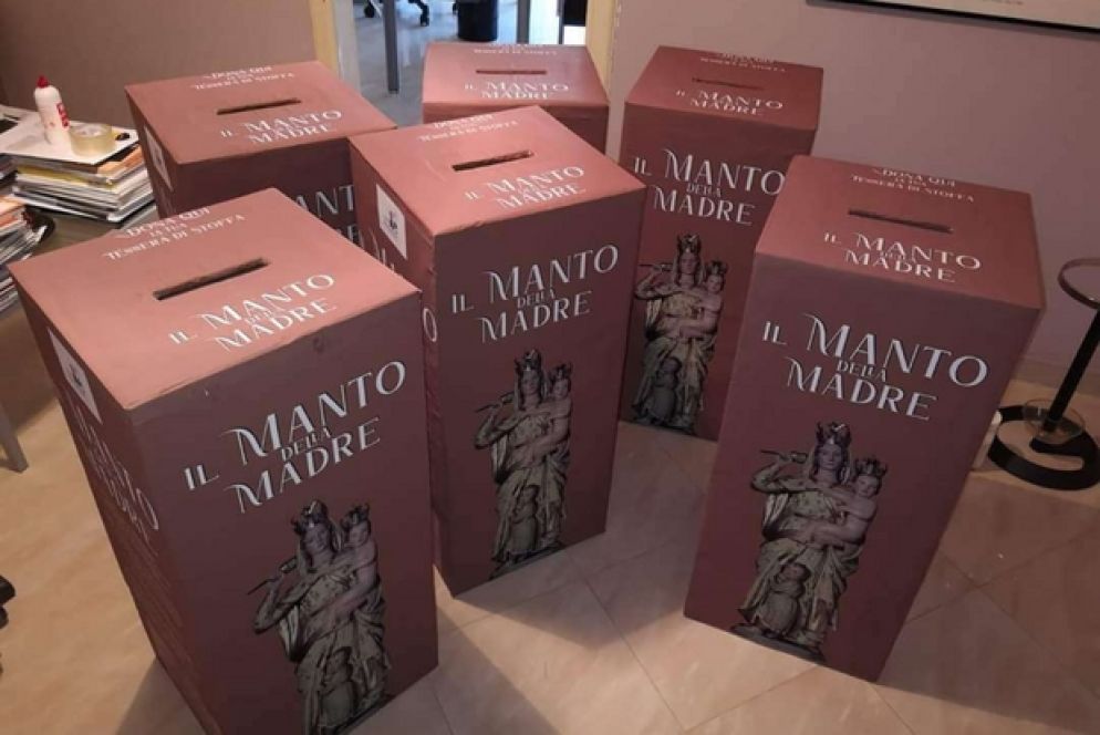I contenitori in cui i fedeli potranno collocare i pezzi di stoffa donati per realizzare il Manto - da Lilli Genco, Avvenire