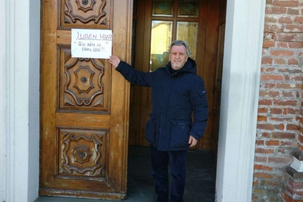 Don Ruggero Marini davanti alla sua chiesa