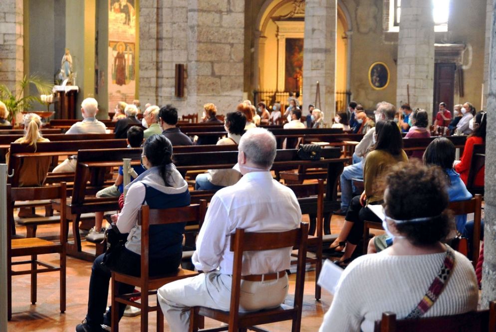 Una Messa domenicale con il popolo a Milano - Fotogramma