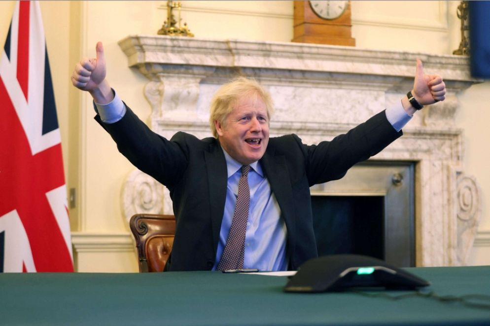 Un Boris Johnson euforico nella foto postata dal primo ministro sul proprio account social - Twitter / Ansa