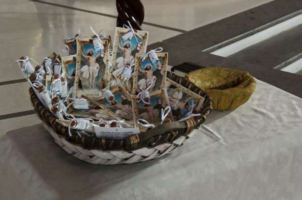 Le ampolle dell'acqua benedetta da portare in famiglia a Cesano, vicino Roma - Sito della parrocchia di San Giovanni Battista