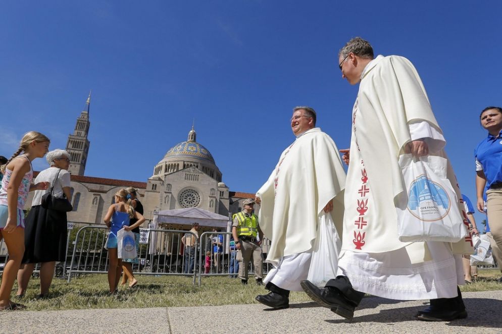 Un gruppo di sacerdoti durante la visita di papa Francesco a Washington nel 2015 - Ansa