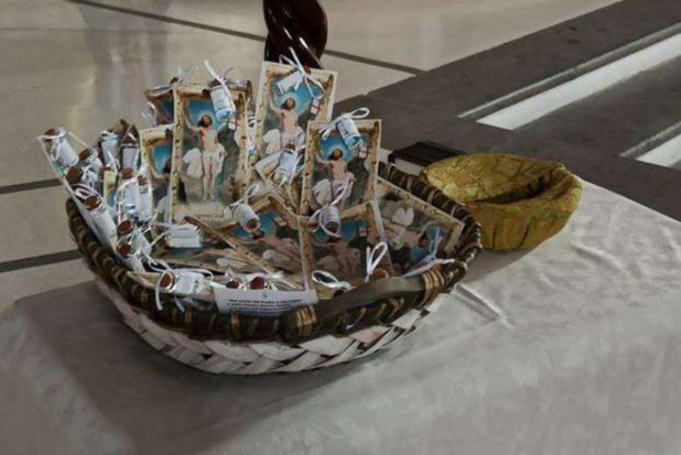 In una parrocchia le boccette con l’acqua benedetta da portare a casa - Avvenire