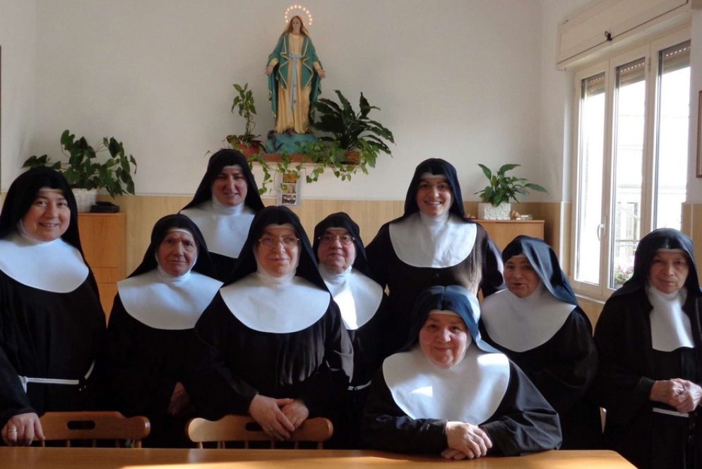 Ieri la Messa e i Vespri presieduti dall’arcivescovo Sorrentino. Questa mattina ad Assisi l’Eucaristia con l’arcivescovo Boccardo, mentre nel pomeriggio sarà con il cardinale Bassetti Celebrazioni previste in tutta Italia La comunità delle clarisse a Mola di Bari