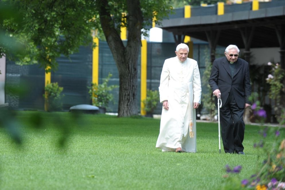 Il Papa emerito Benedetto XVI passeggia con il fratello Georg in una foto d'archivio - Vatican Media