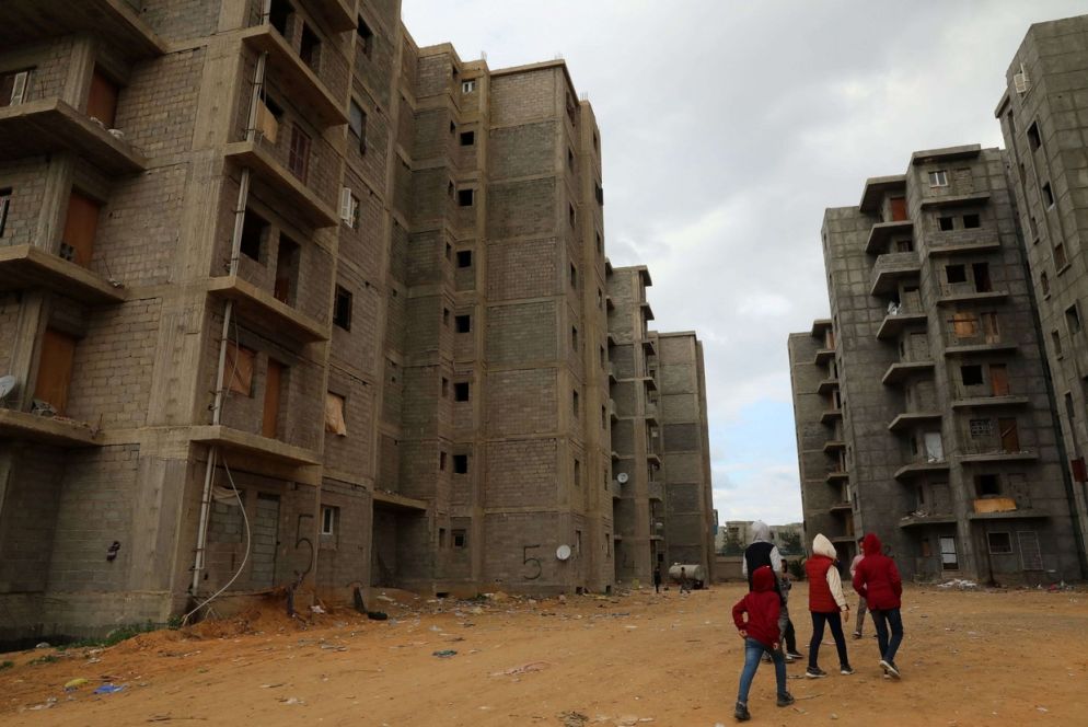 Alcuni bambini fra gli edifici abbandonati di Tripoli - Reuters