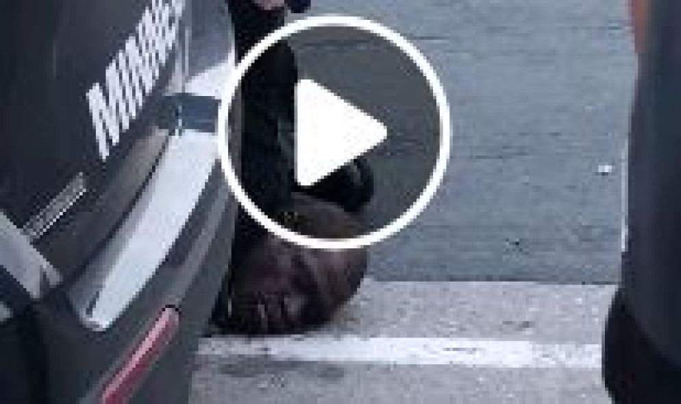 La sequenza del video in cui l'uomo fermato è a terra