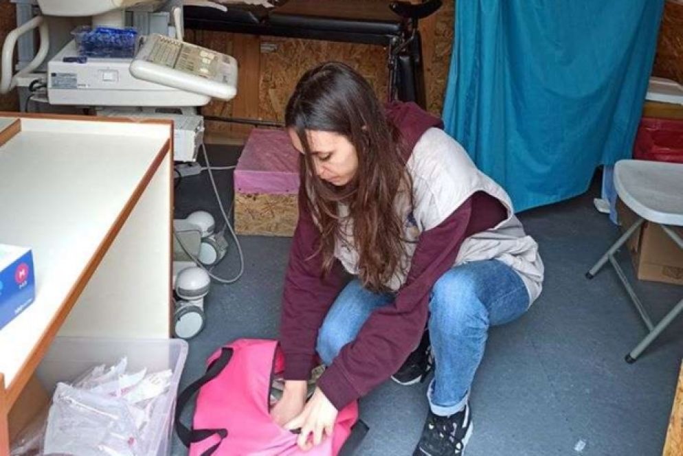 Una operatrice di Rowing Together all'interno della clinica ginecologica - Rowing Together