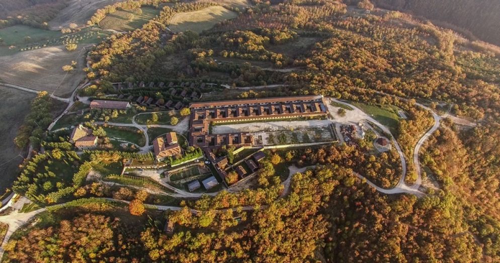 Una veduta aerea del monastero di Camporeggiano
